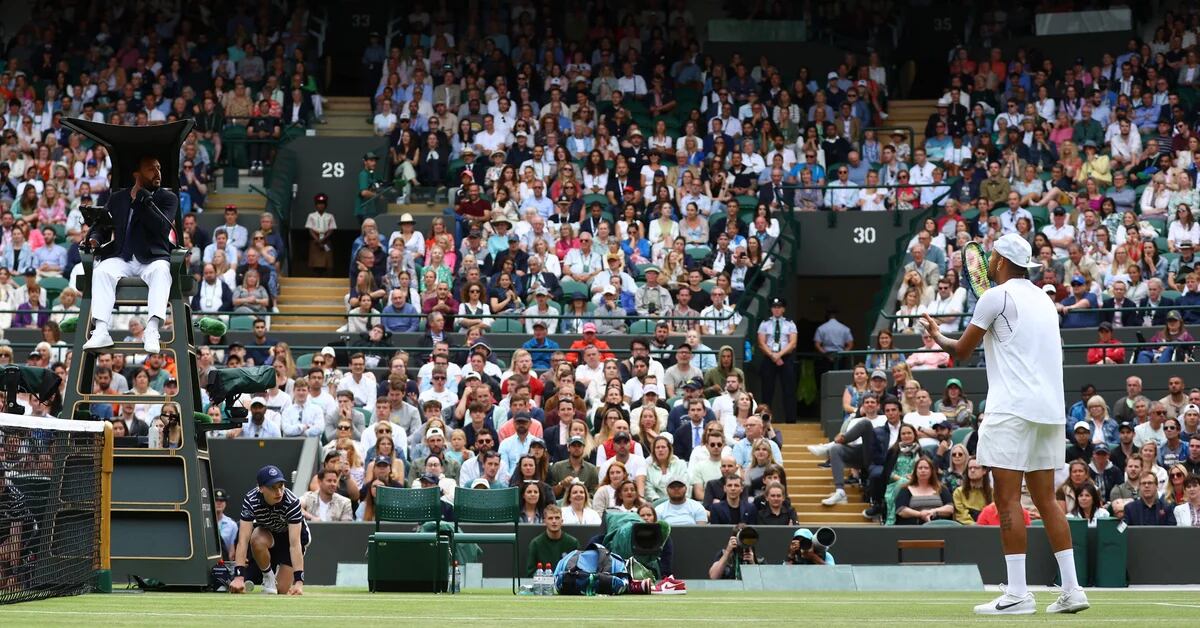 Scandalo a Wimbledon: Tsitsipas colpisce con la palla un tifoso, non lo sanzionano e Kyrgios esplode di rabbia contro il giudice