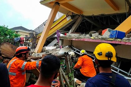 Fuerte Sismo En Indonesia Un Temblor De 6 2 Grados Sacudio La Isla De Celebe Y Cobro La Vida De Al Menos 34 Personas Infobae