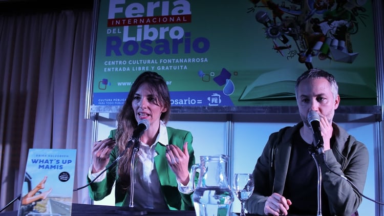 Érika Halvorsen junto a Diego Iglesias en la presentación de “What’s up mamis”