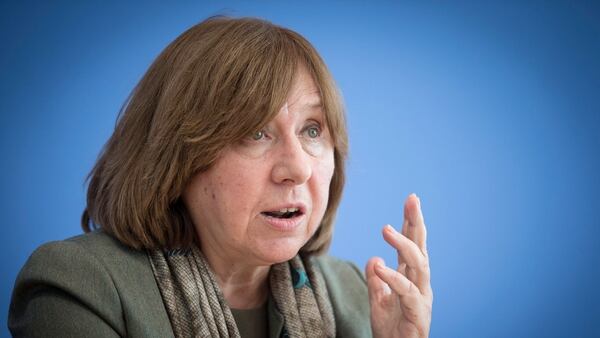 La periodista de investigación rusa Svetlana Alexievich, última mujer en ganar un premio Nobel, en este caso de Literatura (Getty)