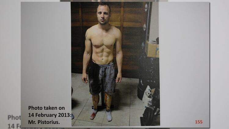 La foto que le tomaron a Pistorius en la trágica noche del femicidio (Reuters)