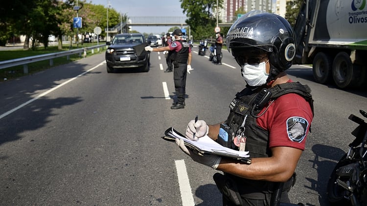 Los policías con barbijo en uno de los controles de ingreso a la Ciudad (foto: Gustavo Gavotti)