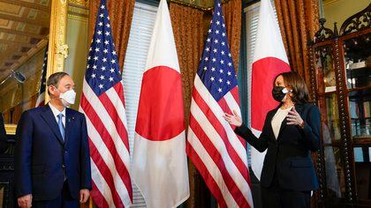 La vicepresidenta Kamala Harris se reúne con el primer ministro japonés Yoshihide Suga en el recinto protocolario del el Edificio Ejecutivo Eisenhower en Washington, el 16 de abril de 2021. (AP Foto/Susan Walsh)