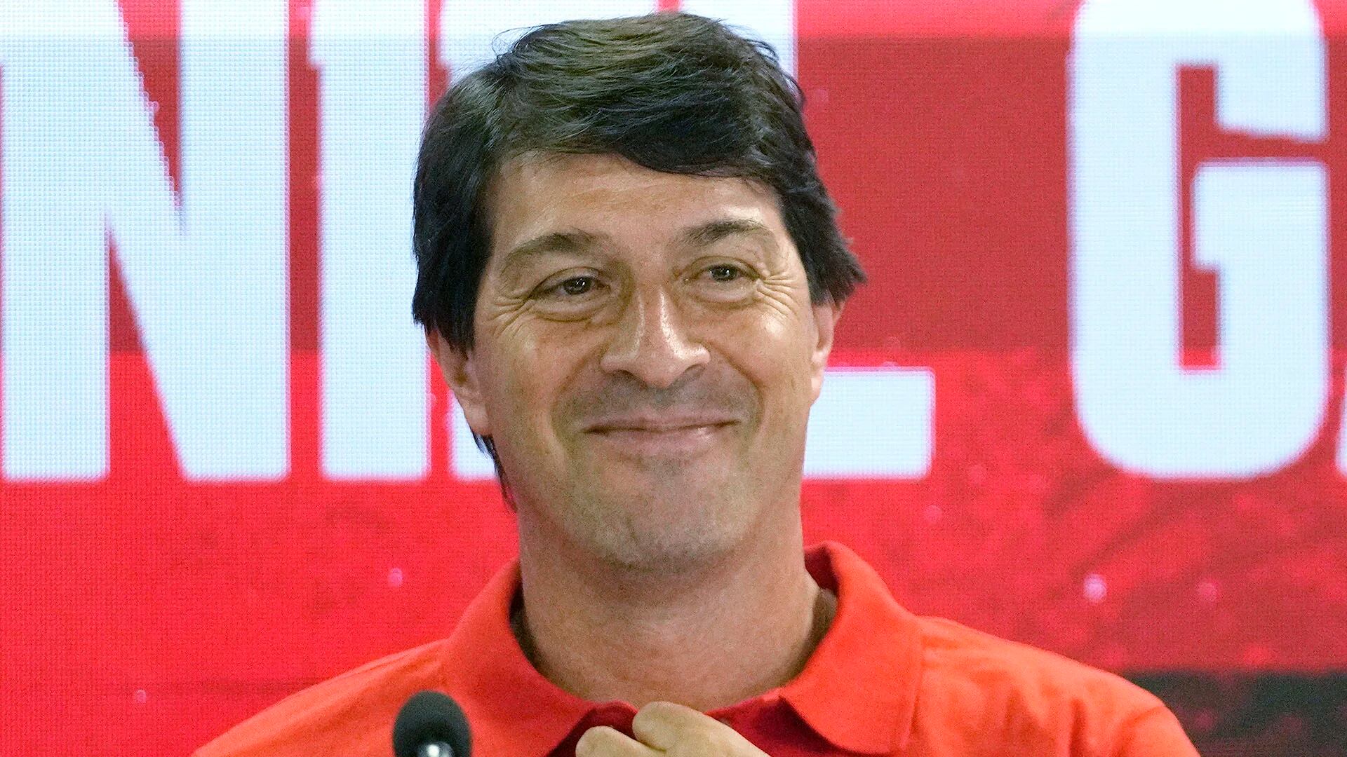 Daniel Garneiro, il nuovo allenatore della nazionale del Paraguay, durante la sua presentazione giovedì 21 settembre 2023 a Yapani.  (AP Photo/Jorge Saenz)