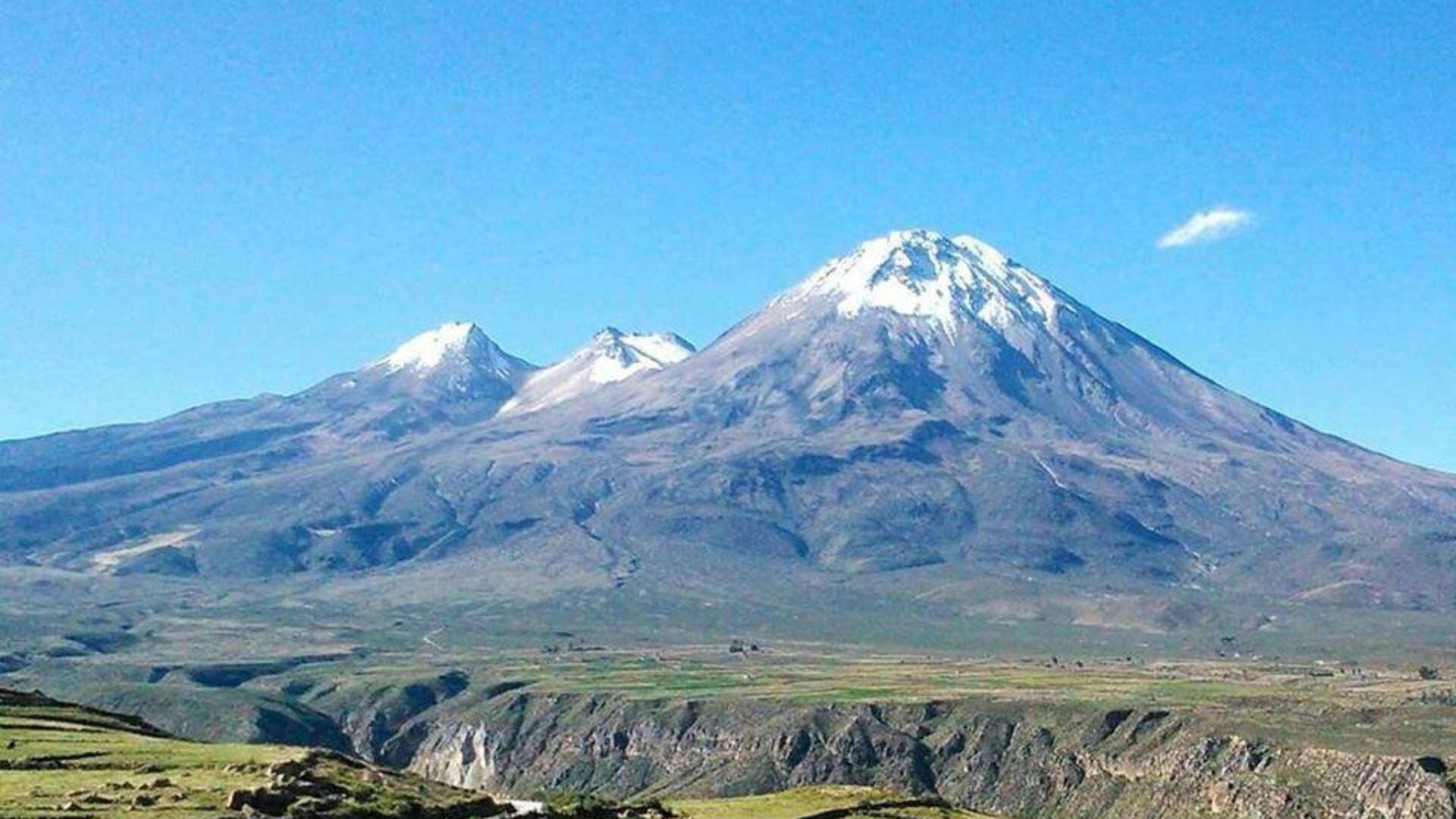 Menos conocido pero igualmente majestuoso, el volcán Yucamani en Tacna comparte características sorprendentes con el Misti. Atrévete a conocer más sobre este impresionante fenómeno natural.
Foto: Ministerio del Comercio Exterior y Turismo