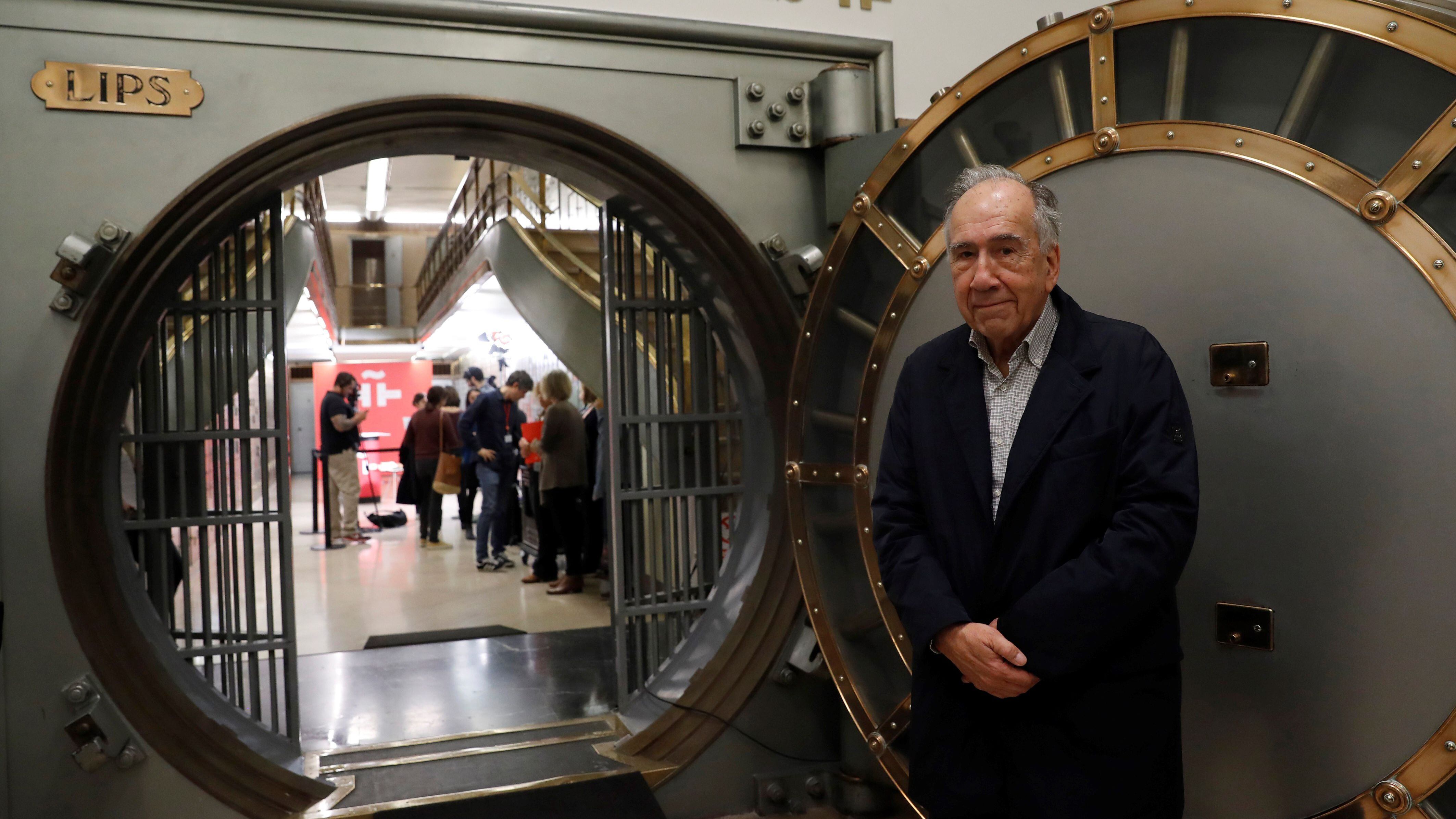 Margarit, en la sede del Instituto Cervantes donde depositó hoy un legado en la Caja de las Letras dentro de homenaje que le tributó esta institución (EFE/Ballesteros)