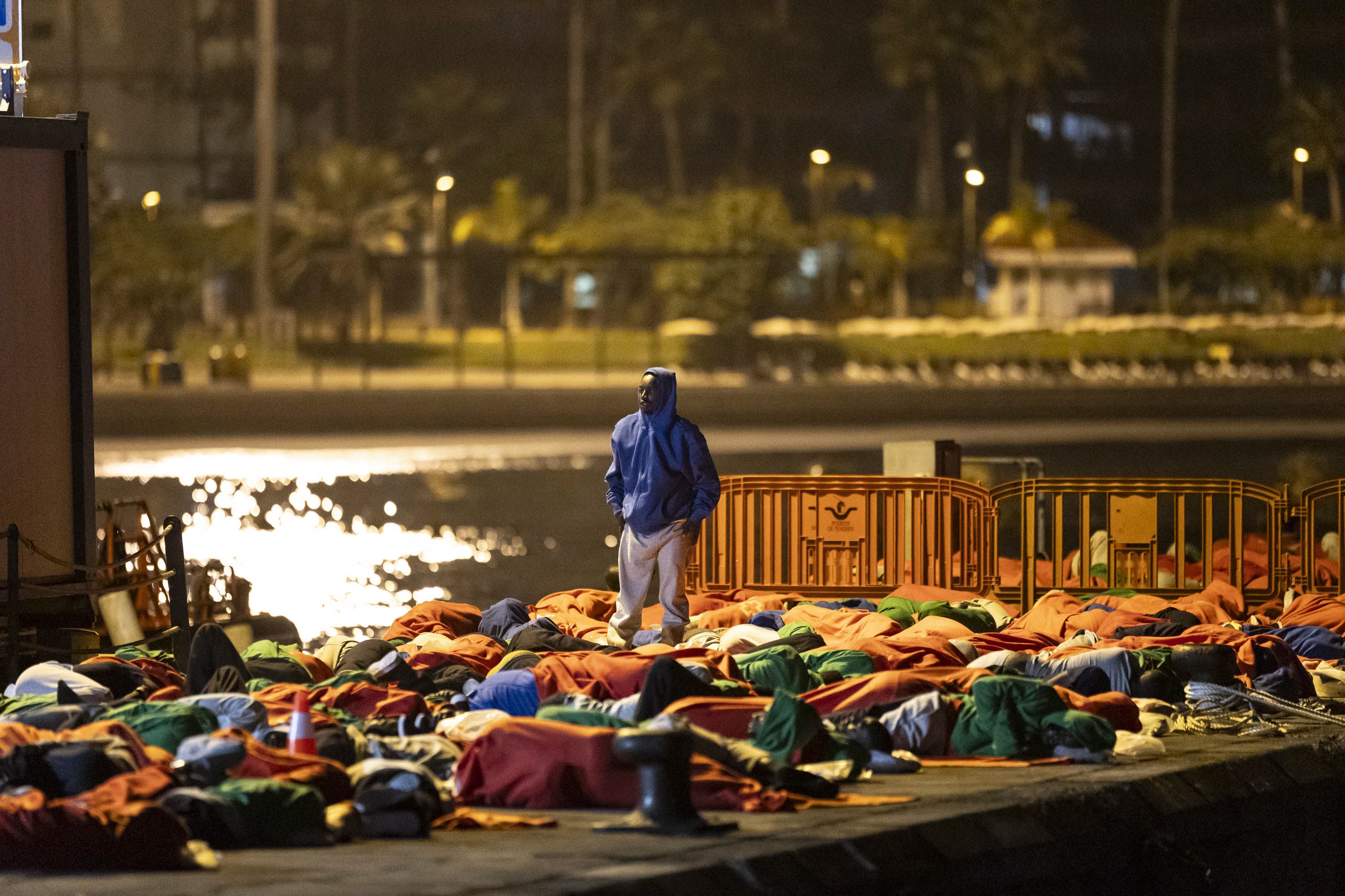 More than 200 migrants spent Friday night at the Los Cristianos dock due to the lack of space in the reception centers (Miguel Barreto / EFE)