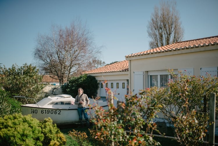 Claude Gouraud fuera de su casa en la isla francesa de Noirmoutier. Deberíamos haber bloqueado el puente hace semanas, dijo sobre la entrada de parisinos a la isla. (Dmitry Kostyukov/The New York Times)