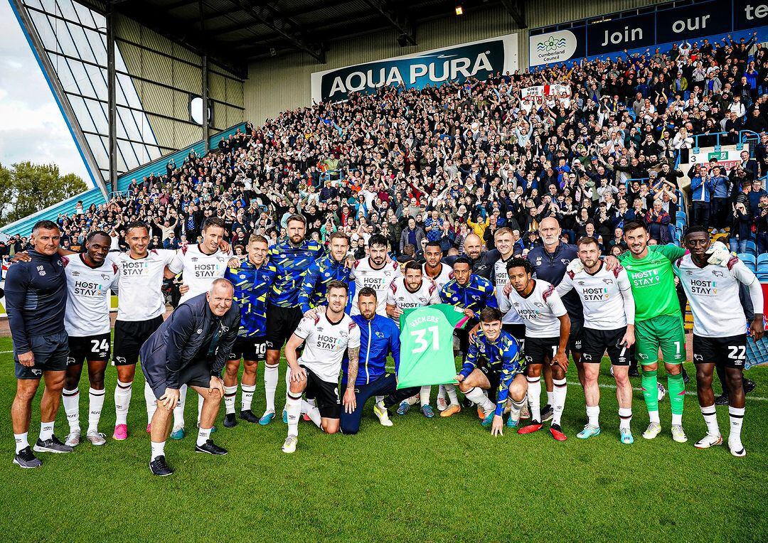 Los futbolistas del Derby County posaron con la camiseta de Vickers (Instagram)