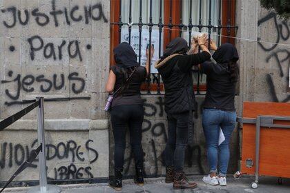 Colectivas de feministas renombraron la CNDH como "Casa de Refugio ni una menos México" durante el tercer día de la toma de las instalaciones.