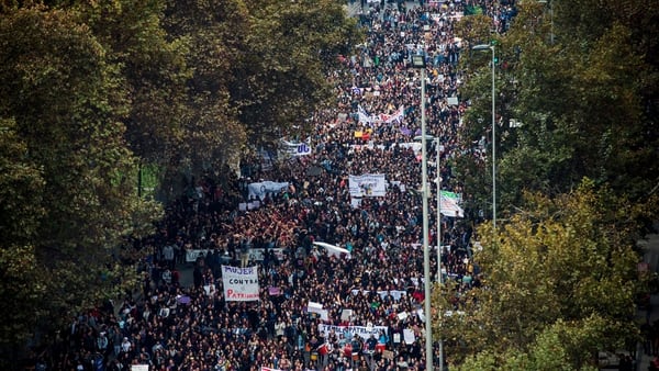 La manifestación de las mujeres se replicó en varias ciudades del país, además de Santiago (AFP)