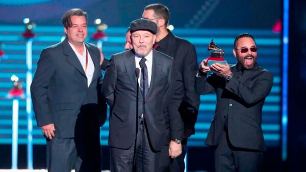 Rubén Blades agradece su premio en los Grammy Latinos 2017 en Las Vegas. Foto: AFP