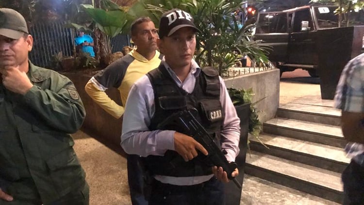 Agentes armados se encuentran en el hotel