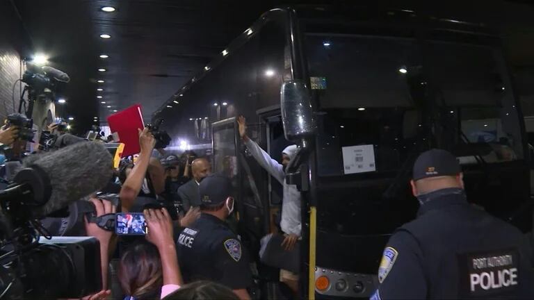  Un centenar de migrantes latinoamericanos, la mayoría venezolanos, llegaron el año pasado a Nueva York en autobuses fle 