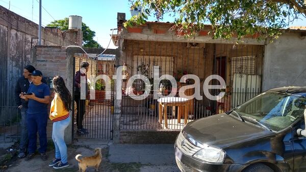 La casa de la familia de Carolina en San Francisco Solano. Gustavo, su padre, y Hugo, su tío, están junto a la puerta.