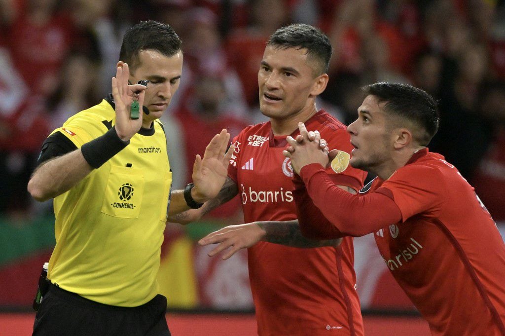 Reclamos de los jugadores de Internacional de Porto Alegre contra el árbitro Andrés Matonte (NELSON ALMEIDA / AFP)