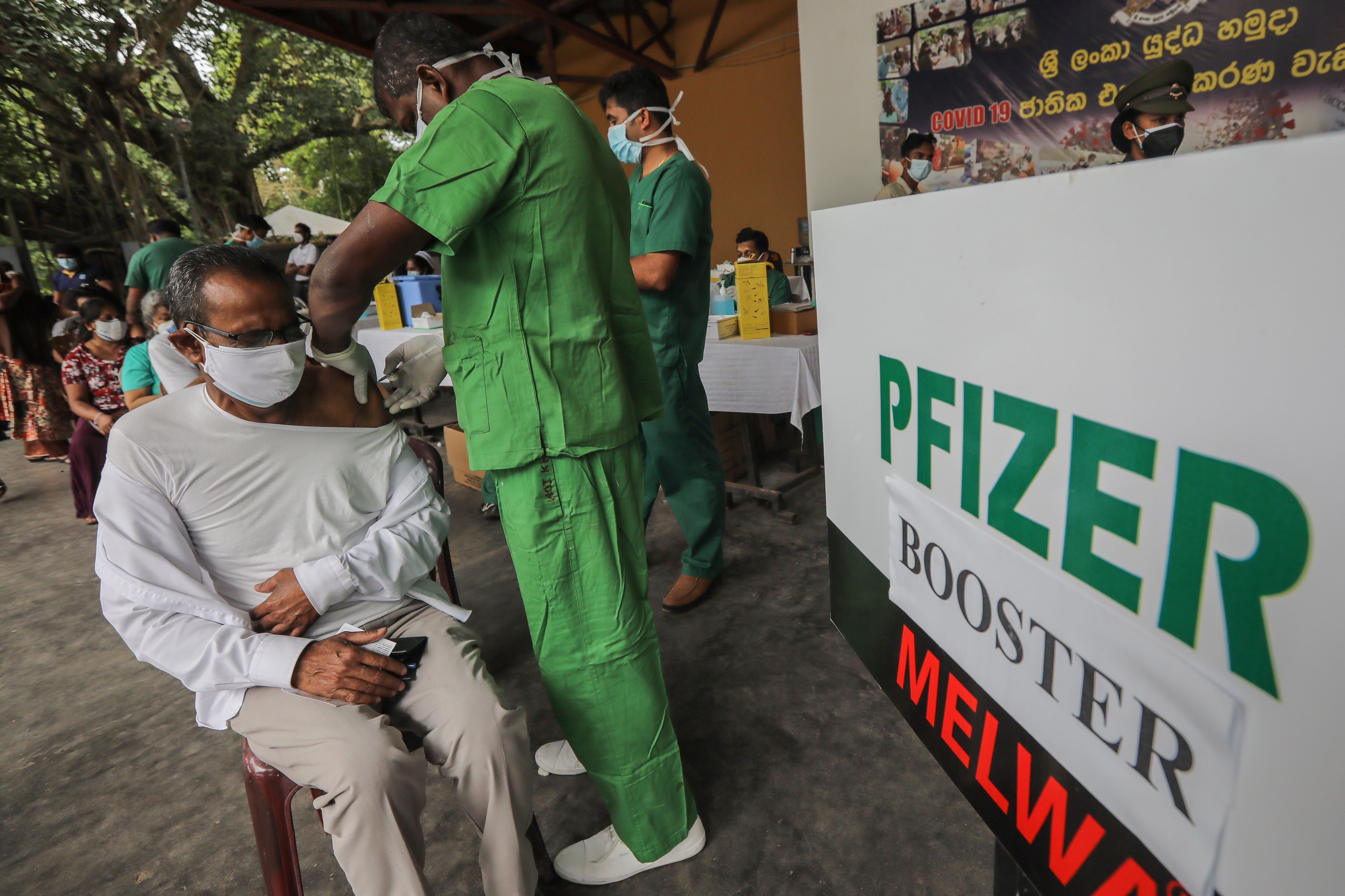 Vacunación con el preparado el Pfizer este martes en Colombo, Sri Lanka (EFE)