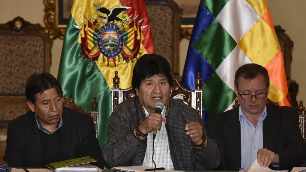 El ministro de Exteriores David Choquehuanca, el presidente Evo Morales y el presidente de la Cámara Alta del Congreso Alberto González (AFP)