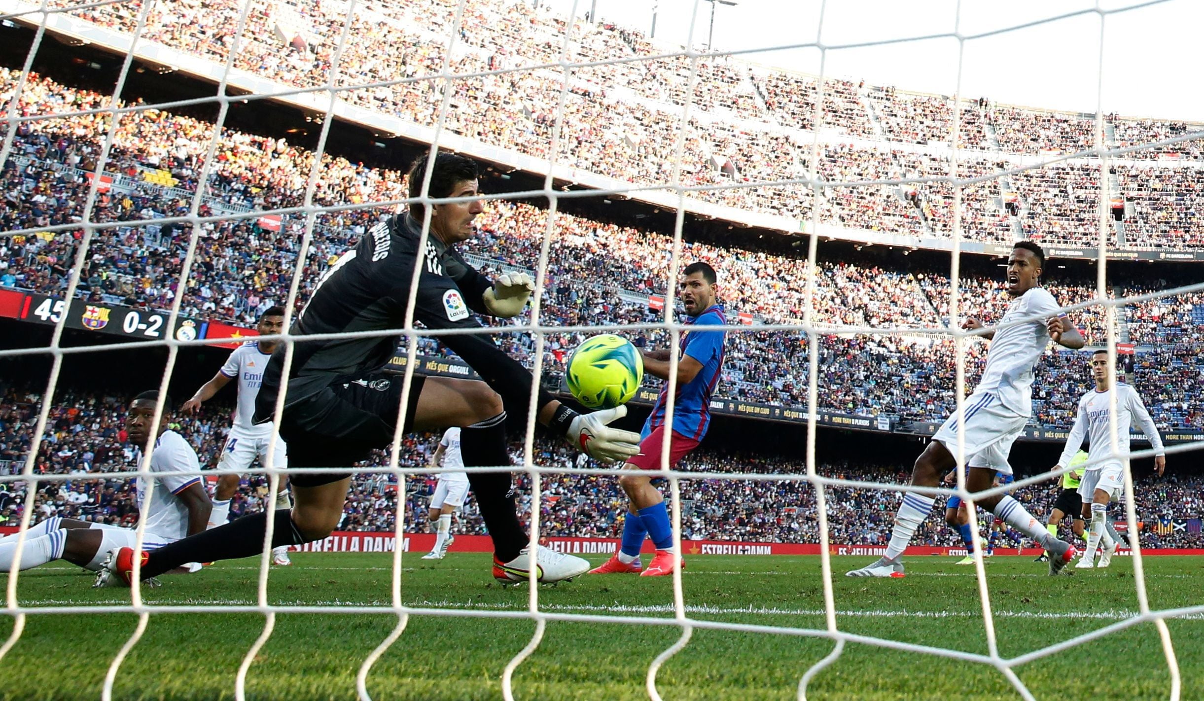 Agüero se estrenó como goleador en el Barcelona ante el Real Madrid (Reuters)