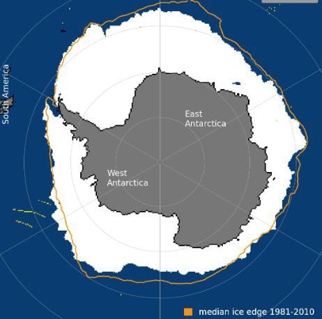 La línea amarilla marca la superficie promedio de hielo en la Antártida en los últimos 30 años (NSIDC)