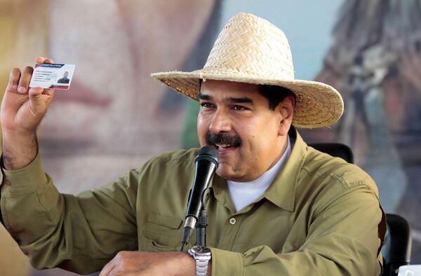 TARJETA INTELIGENTE: El presidente venezolano Nicolás Maduro dice que el carnet de la patria se necesita para “todo” e instó a los ciudadanos a que se inscriban. REUTERS/Handout/Presidencia de Venezuela