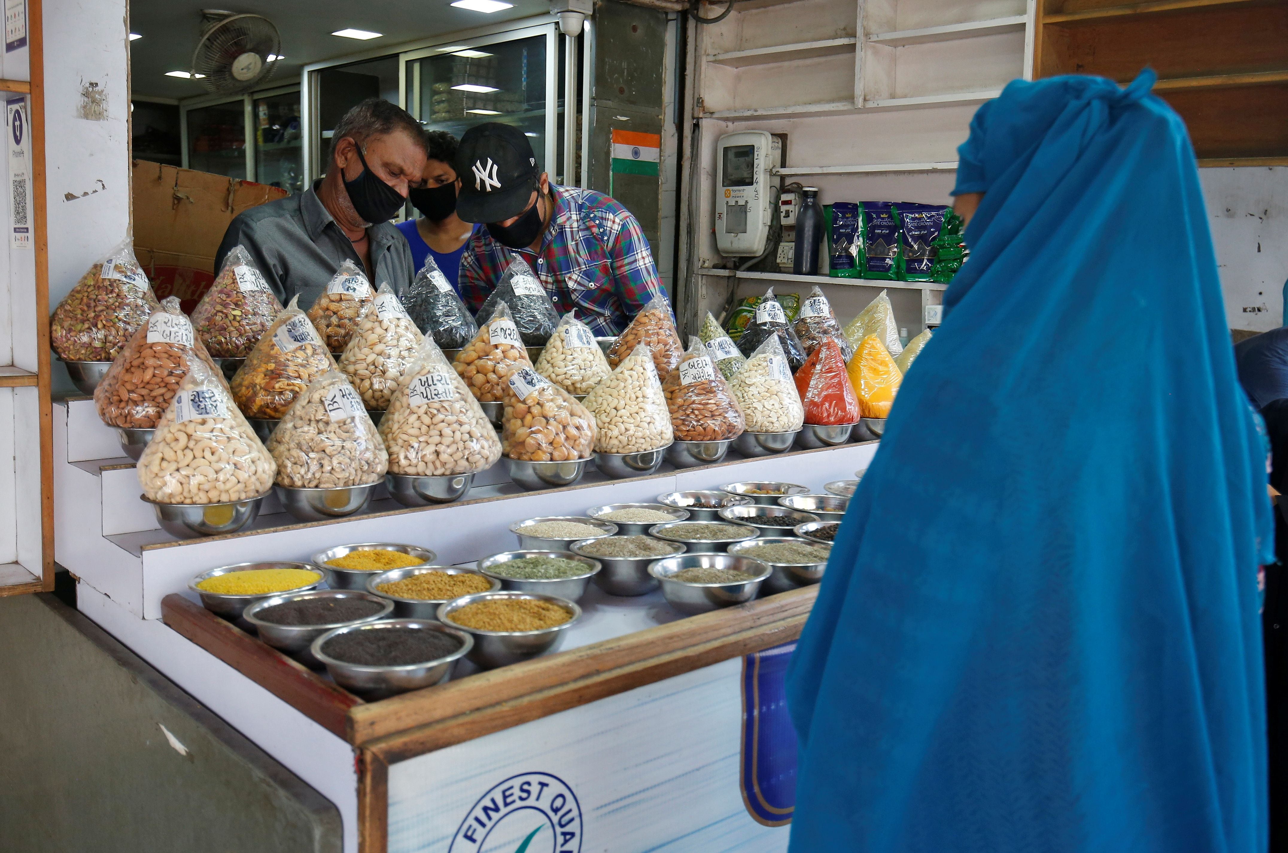 Una mujer musulmana compra fruta seca en una tienda en la víspera del mes sagrado de ayuno del Ramadán en Ahmedabad, India, el 24 de abril de 2020. REUTERS/Amit Dave