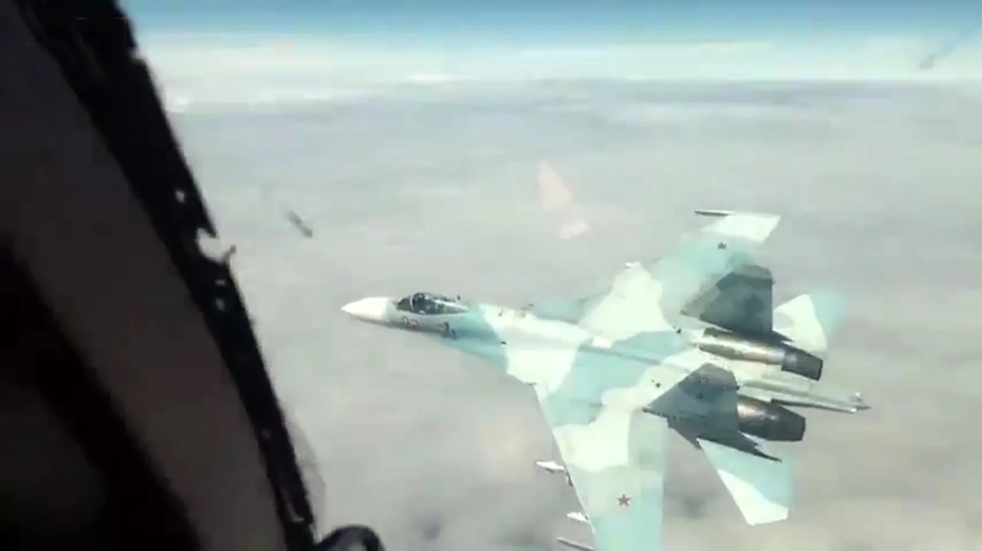 El vuelo del Su-27, a escasos metros de distancia