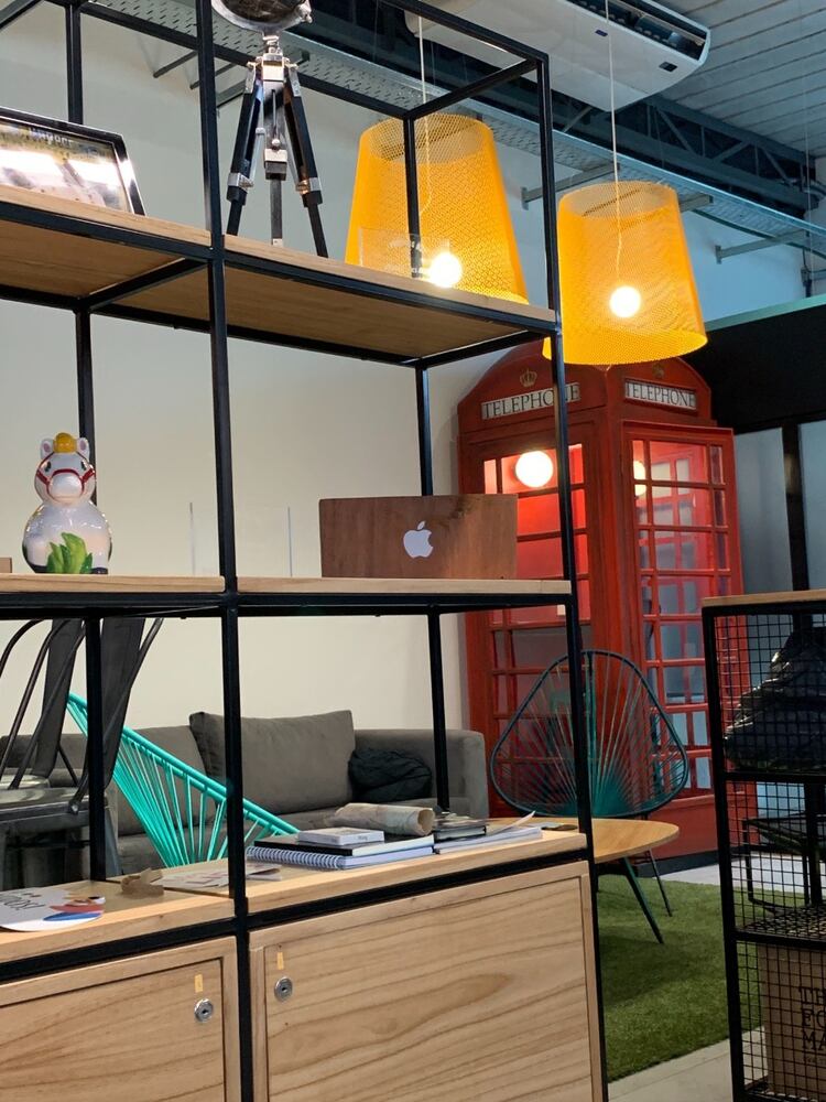 Como humorada, Molina colocó el ladrillo en un estante de su oficina.