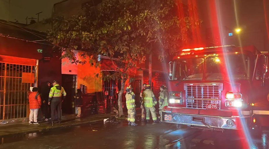 Incendio consumió vivienda y dejó a una persona herida en Surquillo.