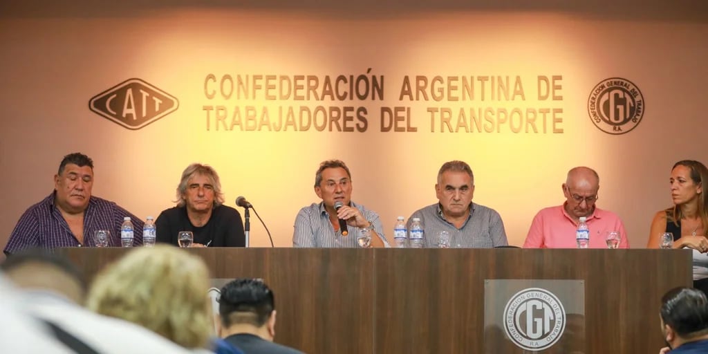 Los sindicatos del transporte debatirán hoy si avanzan con una protesta nacional contra el gobierno de Milei