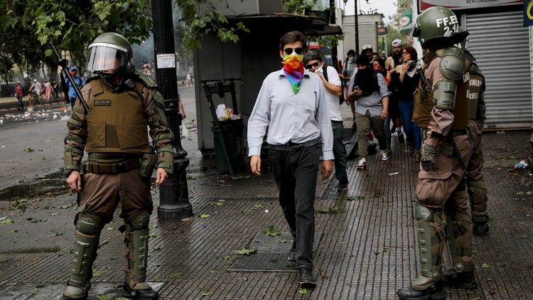 Los militares han ocupado las calles de Chile desde que Sebastián Piñera decretó el estado de emergencia (AP)