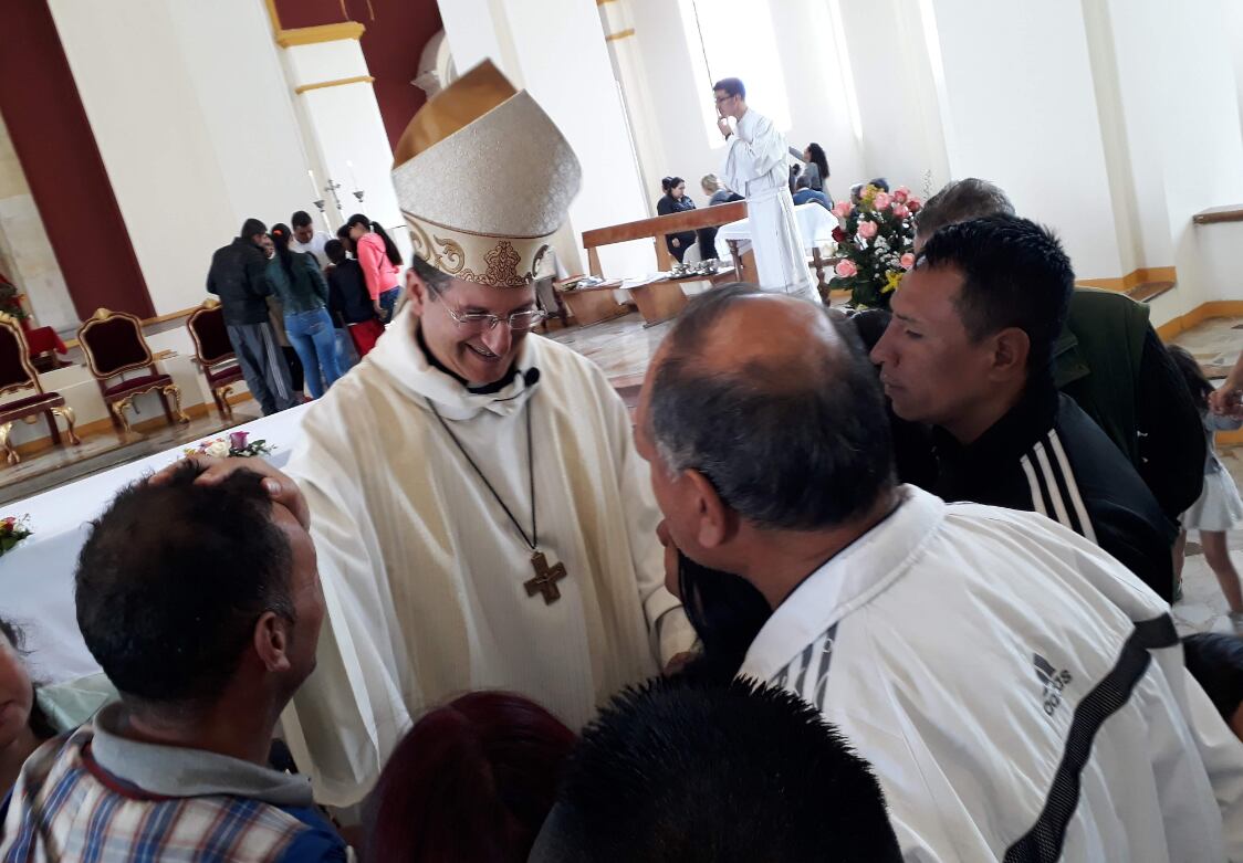 Monseñor Luis Manuel Alí Herrera visitando iglesias en Bogotá