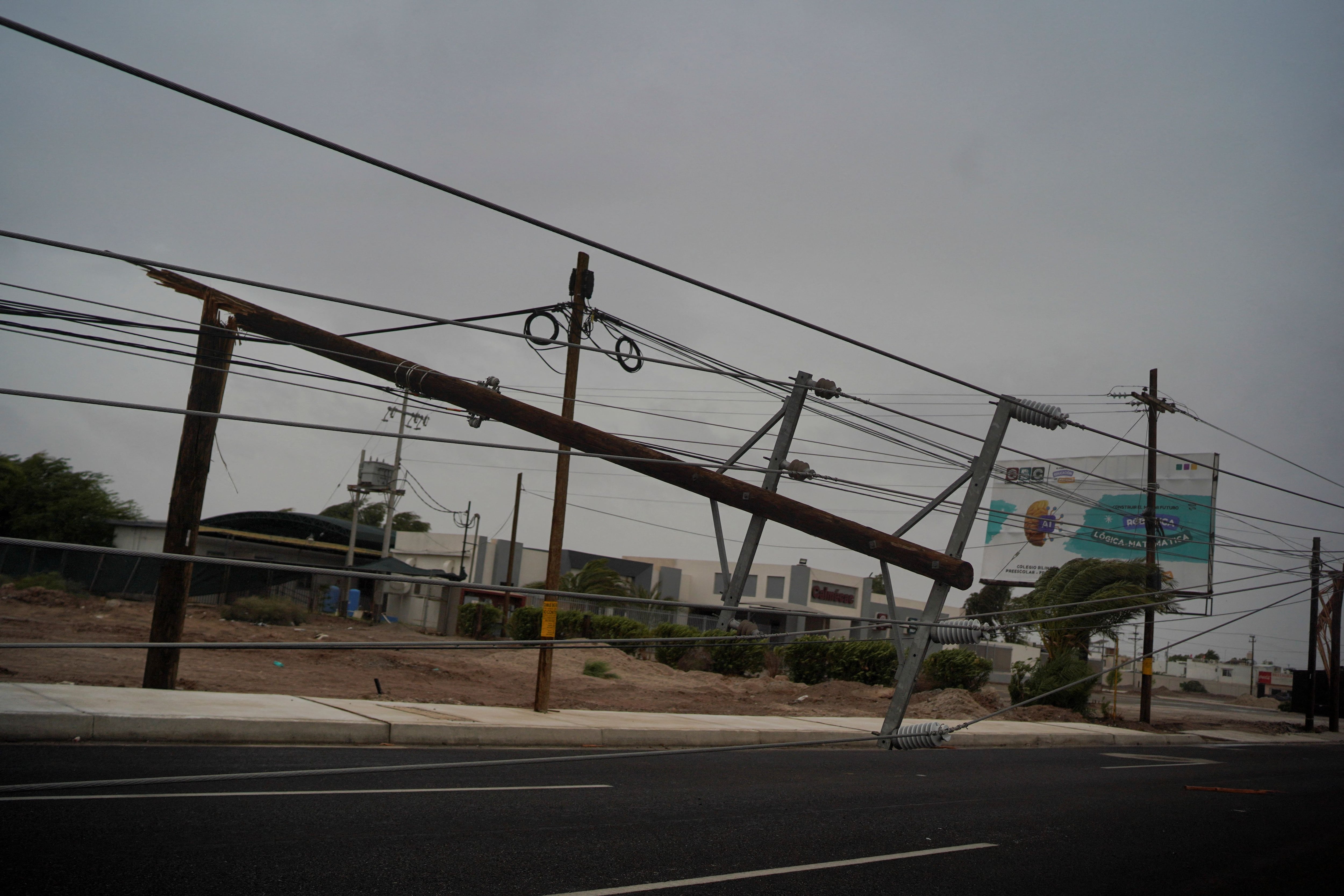 La fuerza de Hilary dañó postes de luz en Baja California. (REUTERS/Victor Medina)