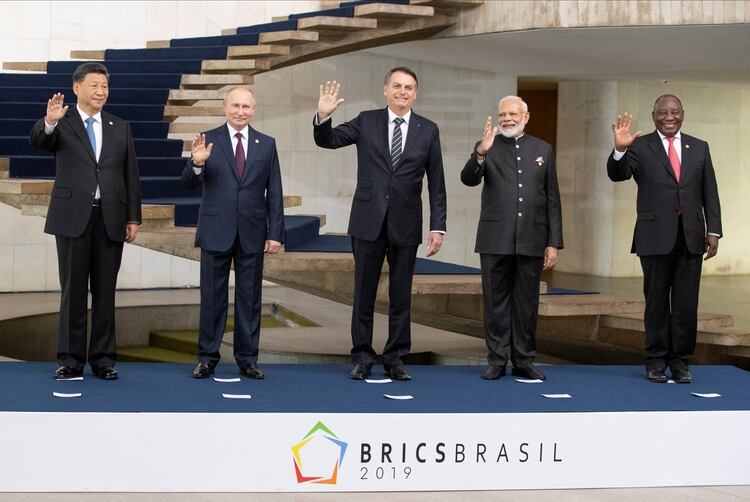 Xi Jinping, Valdimir Putin, Jair Bolsonaro, Nerendra Modi y Cyril Ramaphosa posan en la foto de familia de los BRICS (Reuters)