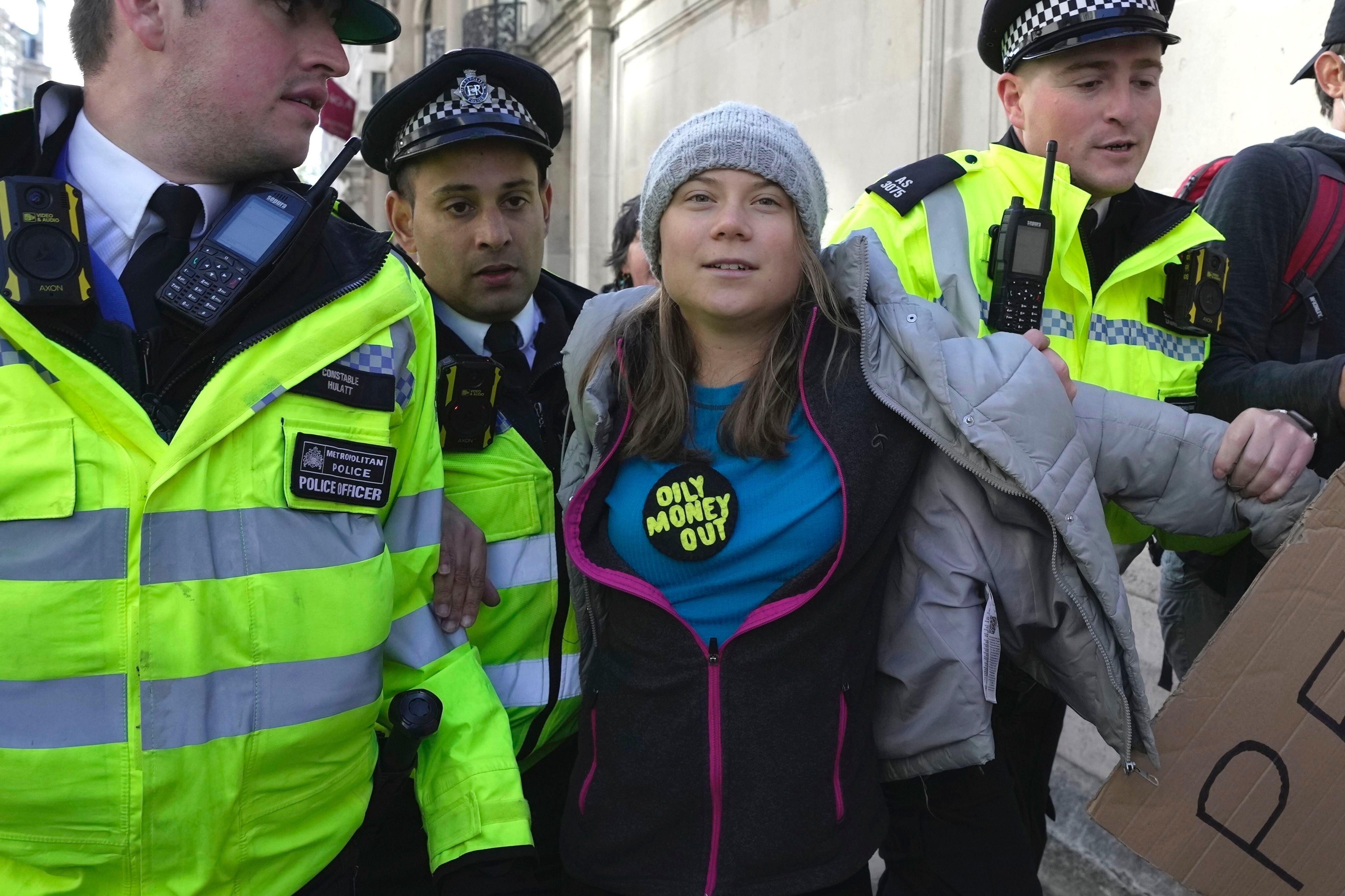 La activista ambiental Greta Thunberg es detenida por la policía durante la protesta contra un foro de empresas de petróleo y gas en el Hitek InterContinental, Londres, 17 de octubre de 2023. (AP Foto/Kin Cheung)