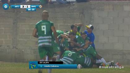 No se dieron la mano antes de arrancar el partido, pero así se abrazaron en el 3 a 1 que los mantenía en la primera división