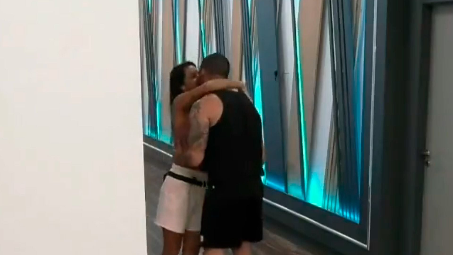 El primer beso entre Juliana y Maxi