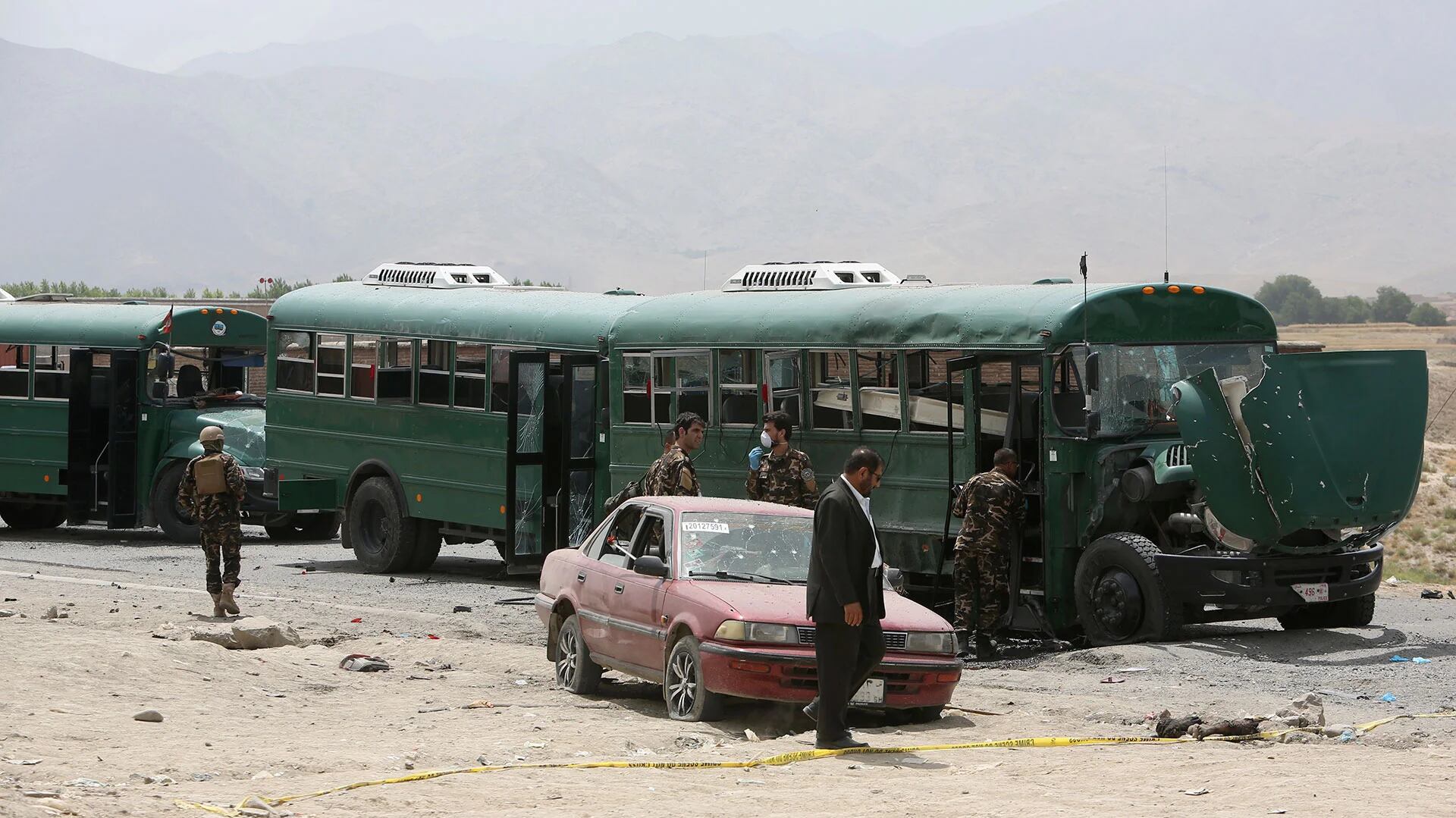 Además del autobús en el que viajaban las víctimas, otros tres resultaron dañados en el hecho (AP)