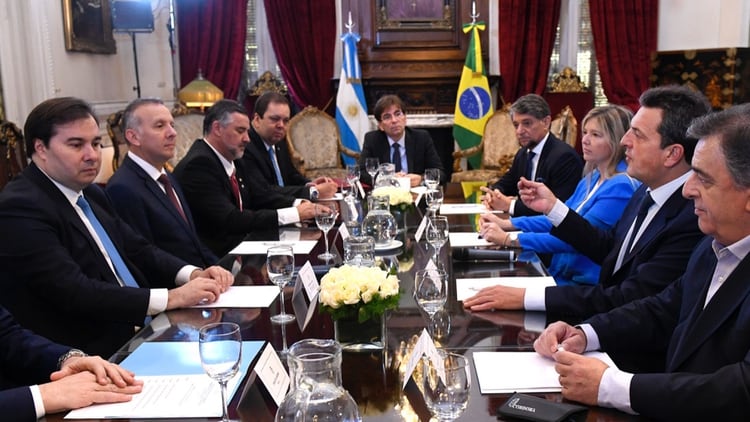 Rodrigo Maia (izq), presidente de la Cámara de Diputados del Brasil reunido con parlamentarios argentinos. 