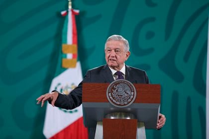 López Obrador admitió que envió la iniciativa para sentarse con una empresa española y otras 10 más para revisar contratos que hicieron durante sexenios anteriores. (Foto: EFE)