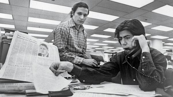 Los periodistas Bob Woodward y Carl Bernstein, durante la investigación del Watergate para el Washington Post.