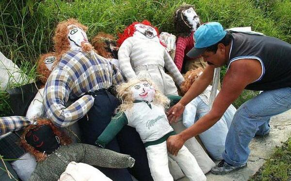 En algunos estados de México incluso queman muñecos que representan el año que se va. (Foto Especial)