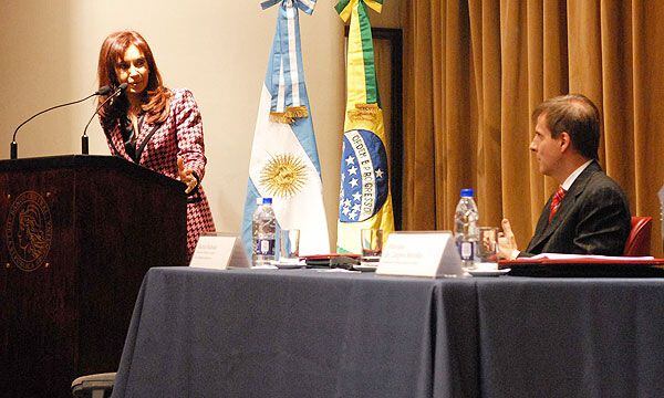 Cristina Kirchner y Redrado, cuando presidía el Banco Central. El economista dijo que el enfrentó al Ejecutivo y que no tiene miedo de agarrar ninguna "papa caliente"