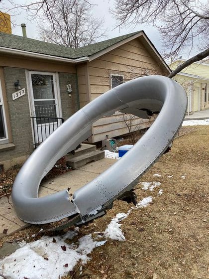 Una de las partes del motor que cayeron sobre una zona residencial de Denver, en Colorado