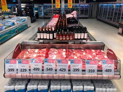 Los supermercados hicieron circular sus propias fotos con la carne ofrecida en el marco del acuerdo de precios.