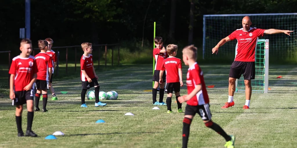 El fútbol inglés probará prohibir los cabezazos en niños menores de 12 años: las razones detrás de la histórica medida