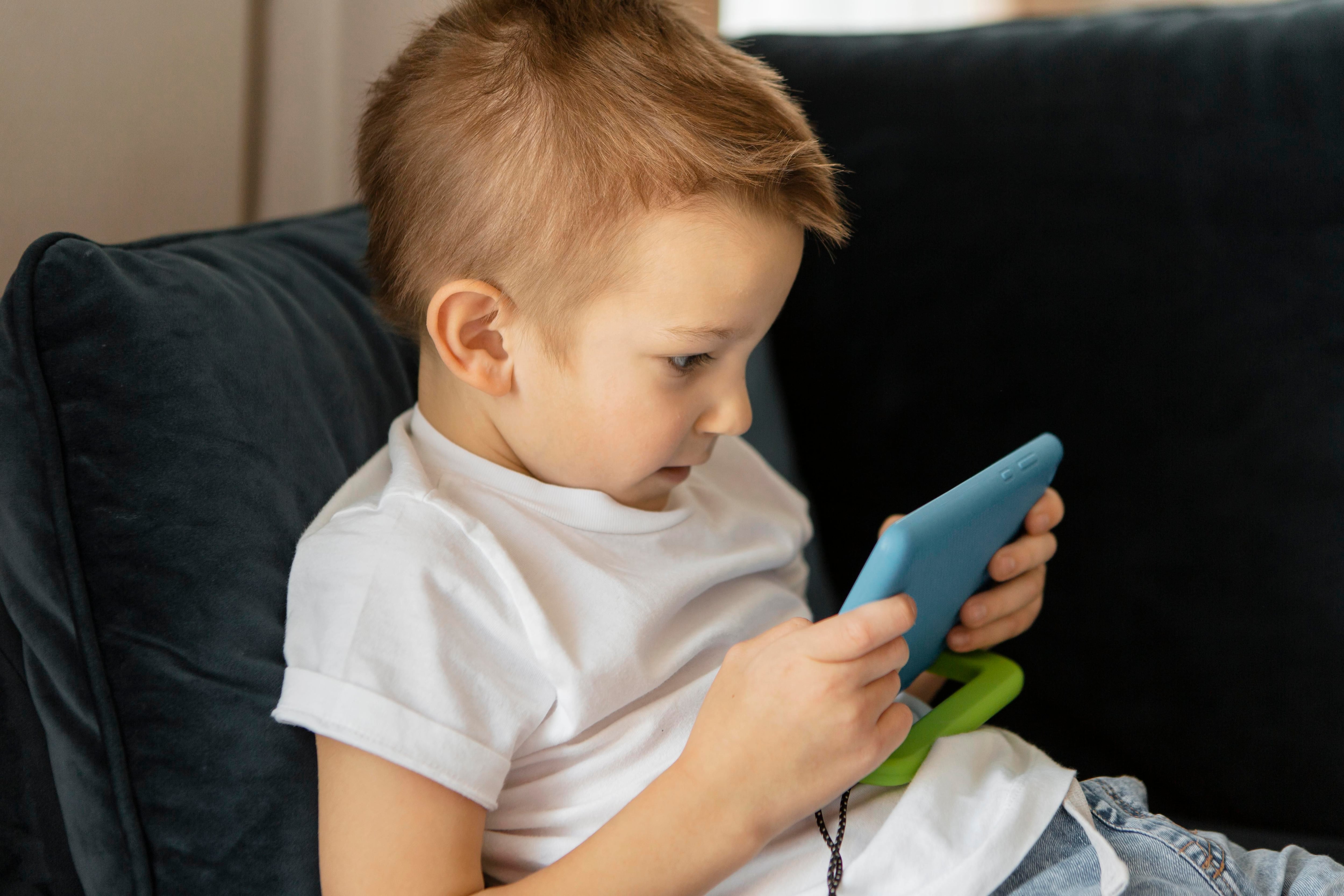 Los menores de edad pueden ver afectado su aprendizaje y desarrollo lingüístico por el consumo en pantallas. (Freepik)