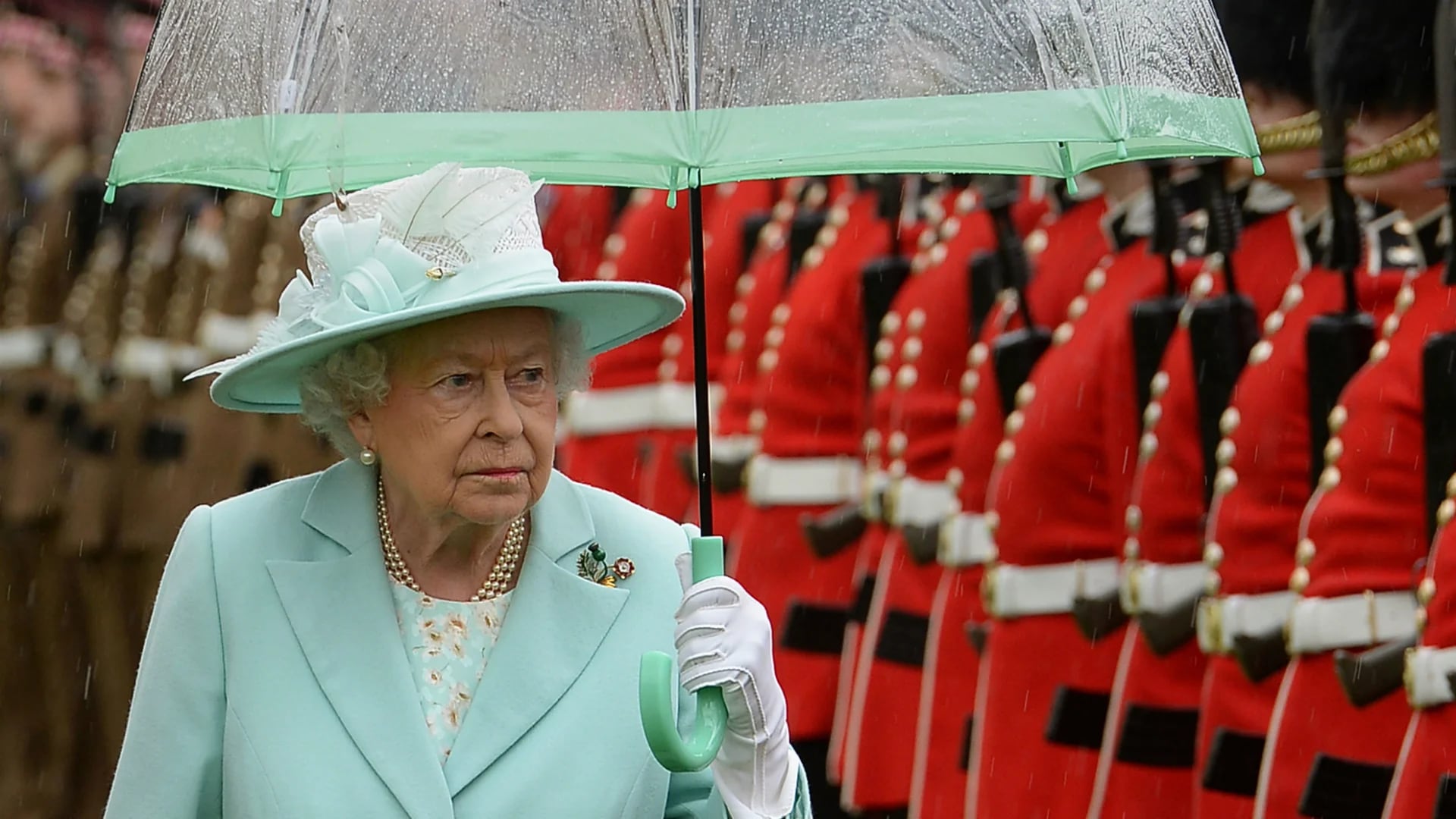La reina Isabel II inspecciona al regimiento de las Guardias Escocesas en el Palacio de Buckingham