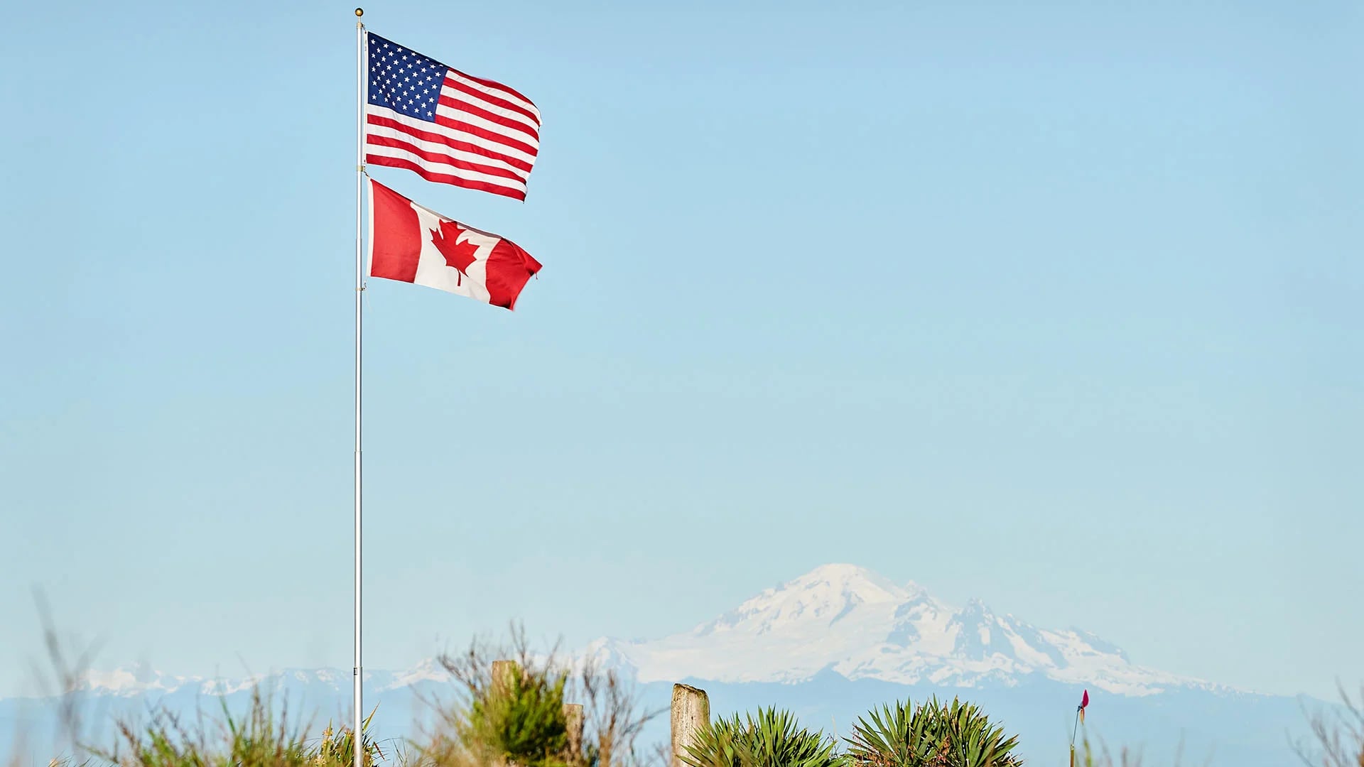 Las banderas de Estados Unidos y Canadá en Point Roberts (Shutterstock)