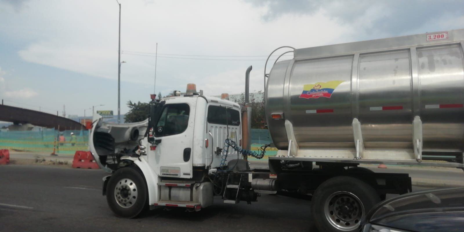 Se varó tractocamión sobre la avenida Boyacá - crédito Bogotá Tránsito